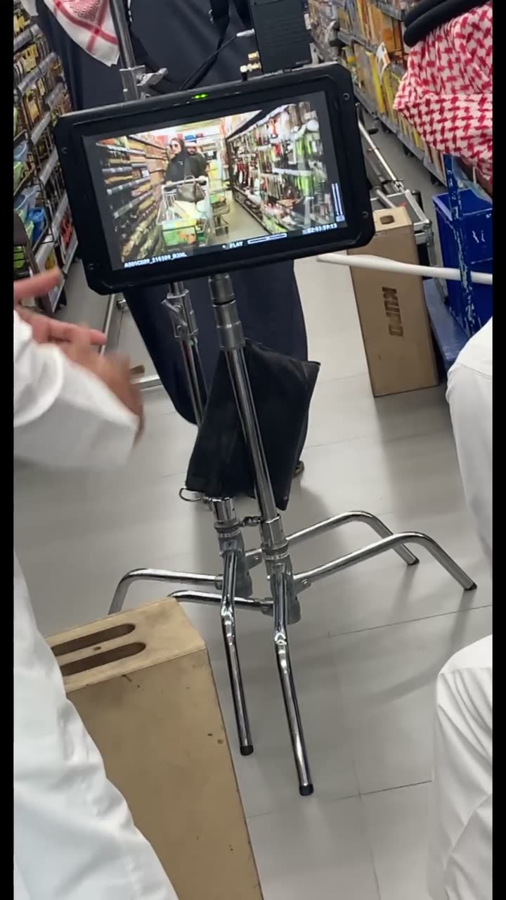 شاشة على حامل بجانب عدّة الوحدة
