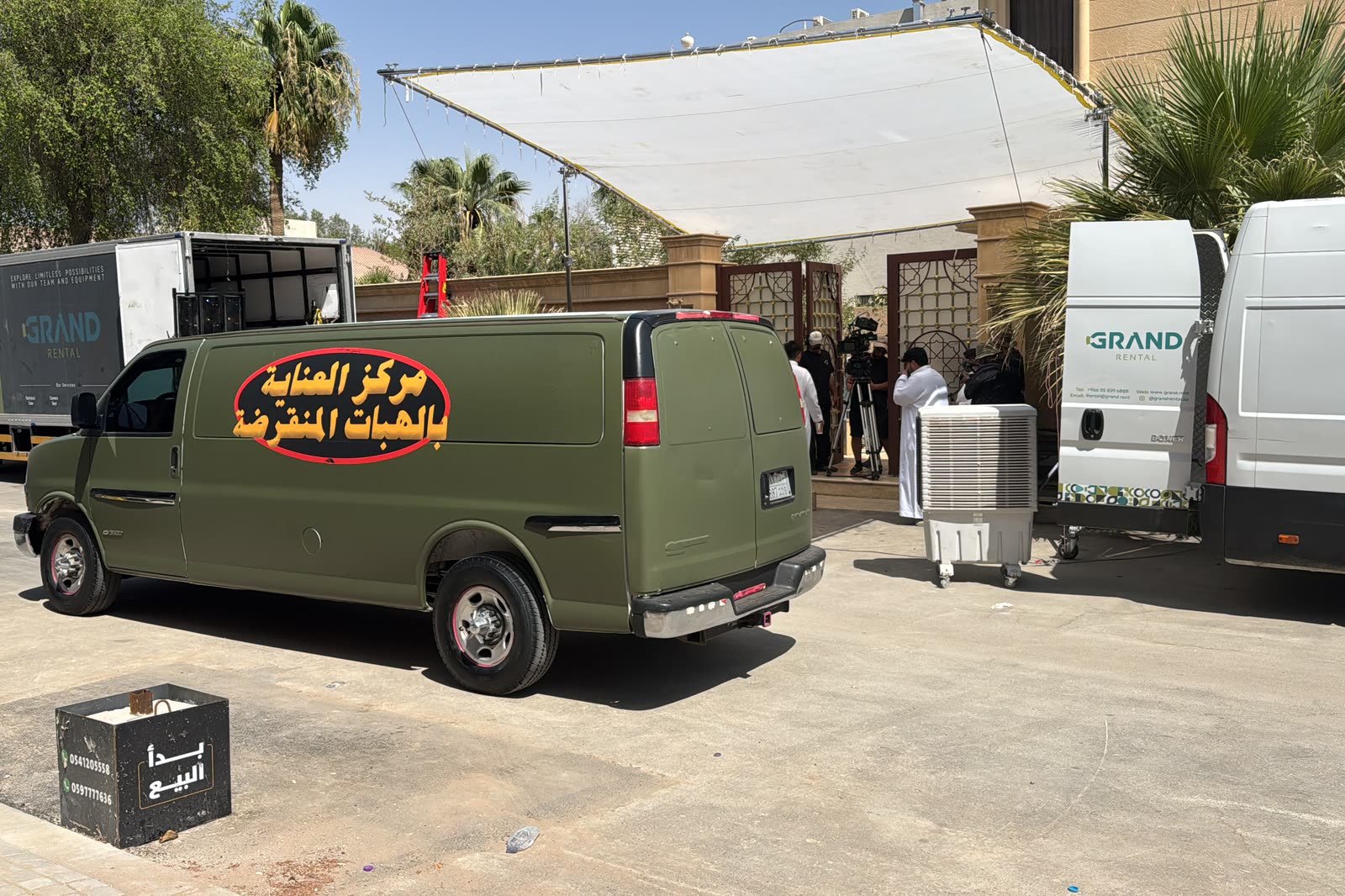 مركبات إنتاج متمركزة في قاعدة وحدة بموقع التصوير