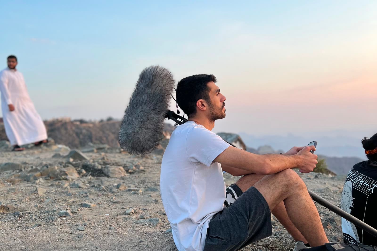 مسجّل صوت في موضعه على أرض مرتفعة عند الغسق
